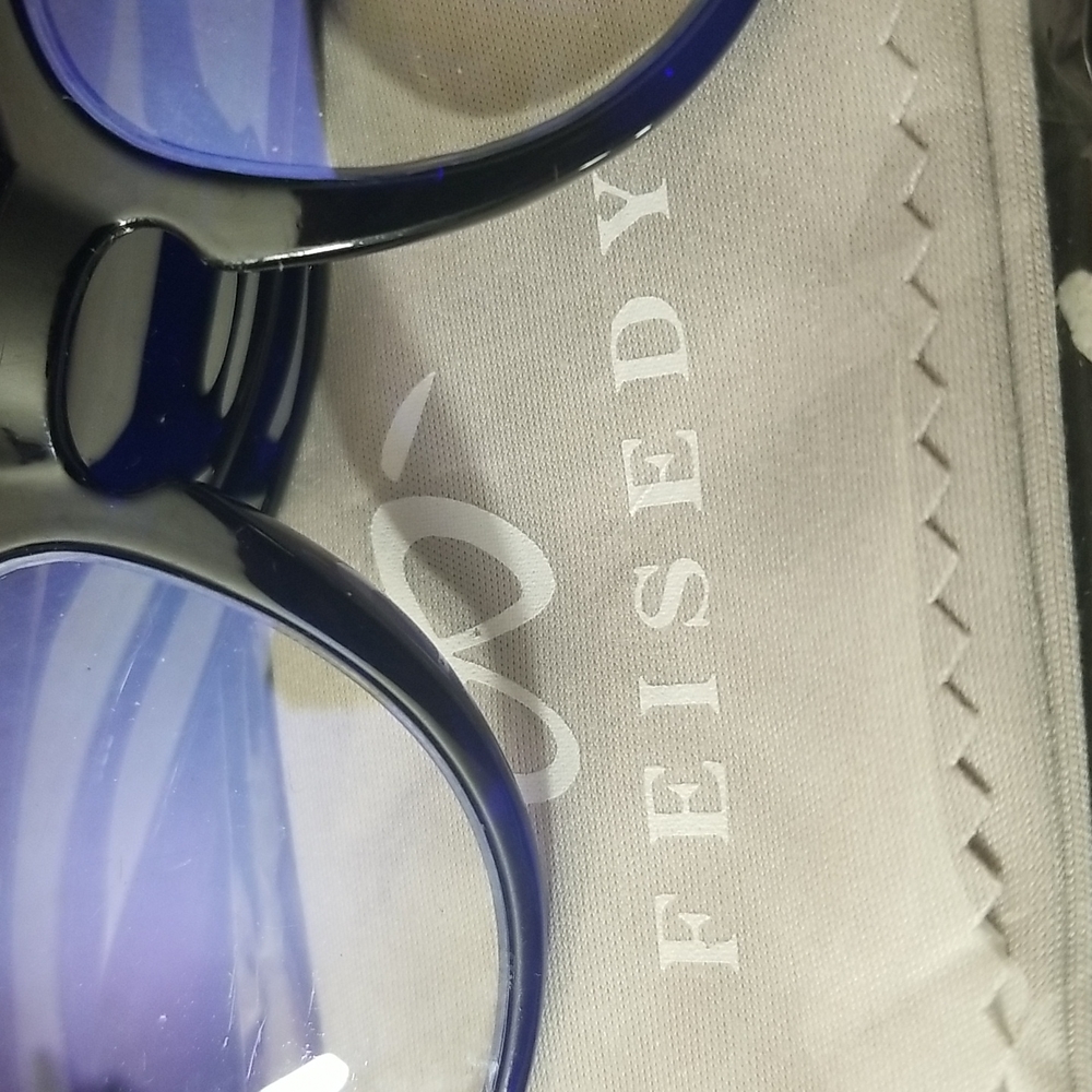 Feisedy Blue Light Blocking Glasses - image 3